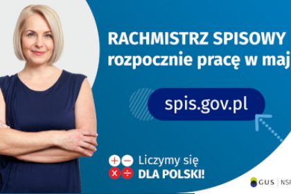 Po lewej stronie grafiki widać kobietę w średnim wieku. Po prawej stronie grafiki jest napis: Rachmistrz spisowy rozpocznie pracę w maju! Poniżej jest napis spis.gov.pl. Na dole grafiki są cztery małe koła ze znakami dodawania, odejmowania, mnożenia i dzielenia, obok nich napis: Liczymy się dla Polski! W prawym dolnym rogu jest logotyp spisu: dwa nachodzące na siebie pionowo koła, GUS, pionowa kreska, NSP 2021.